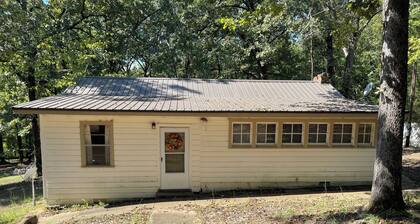 Charming 3-bedroom cottage with WiFi
near Oxford and Sardis lake