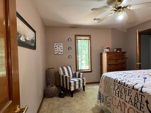 2 bedrooms, desk, iron/ironing board, bed sheets