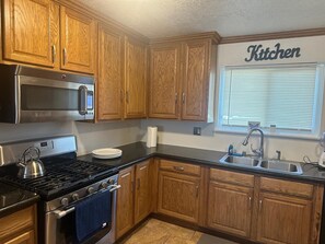 Jääkaappi, mikroaaltouuni, uuni, liesi