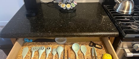 冷蔵庫、電子レンジ、オーブン、コンロ