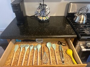 冷蔵庫、電子レンジ、オーブン、コンロ