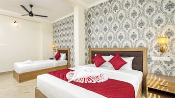 Deluxe Triple Room | Desk, laptop workspace, soundproofing, iron/ironing board