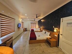 Escritorio y espacio para trabajar con laptop 