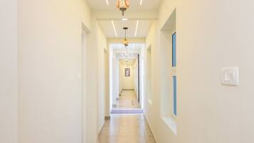 Dobbeltrom – deluxe, 1 kingsize-seng, ikke-røyk, bakgårdsutsikt | Terrasse/patio