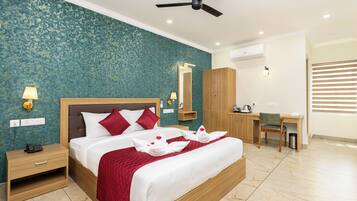 Deluxe Double Room, 1 King Bed, Non Smoking, Courtyard View | Desk, laptop workspace, soundproofing, iron/ironing board