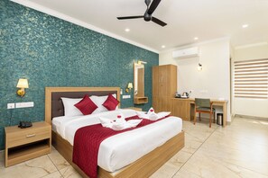 Deluxe Double Room, 1 King Bed, Non Smoking, Courtyard View | Desk, laptop workspace, soundproofing, iron/ironing board