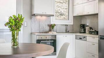 Een koelkast, een oven, een kookplaat, een vaatwasser