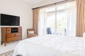 3 bedrooms, iron/ironing board, travel crib, free WiFi - High-Ceiling Condo Nestled in Treetops @Los Sueños (Playa Herradura)
