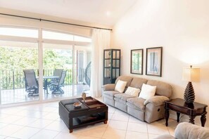 Smart TV - High-Ceiling Condo Nestled in Treetops @Los Sueños (Playa Herradura)