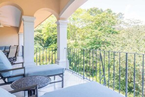 Property grounds - High-Ceiling Condo Nestled in Treetops @Los Sueños (Playa Herradura)