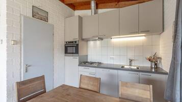 Classic-Bungalow, 3 Schlafzimmer | Eigene Küche | Kühlschrank, Mikrowelle, Ofen, Geschirrspüler