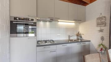 Klassieke bungalow, 3 slaapkamers | Privékeuken | Een koelkast, een magnetron, een oven, een vaatwasser