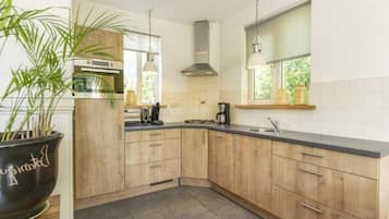 Classic House, 3 Bedrooms | Private kitchen | Fridge, microwave, dishwasher, coffee/tea maker