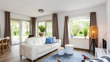 Deluxe Apartment, 2 Bedrooms | Living room