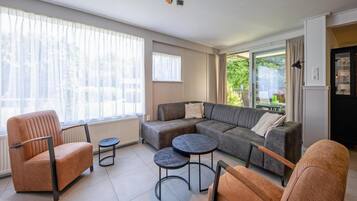 Classic Apartment, 4 Bedrooms | Living room
