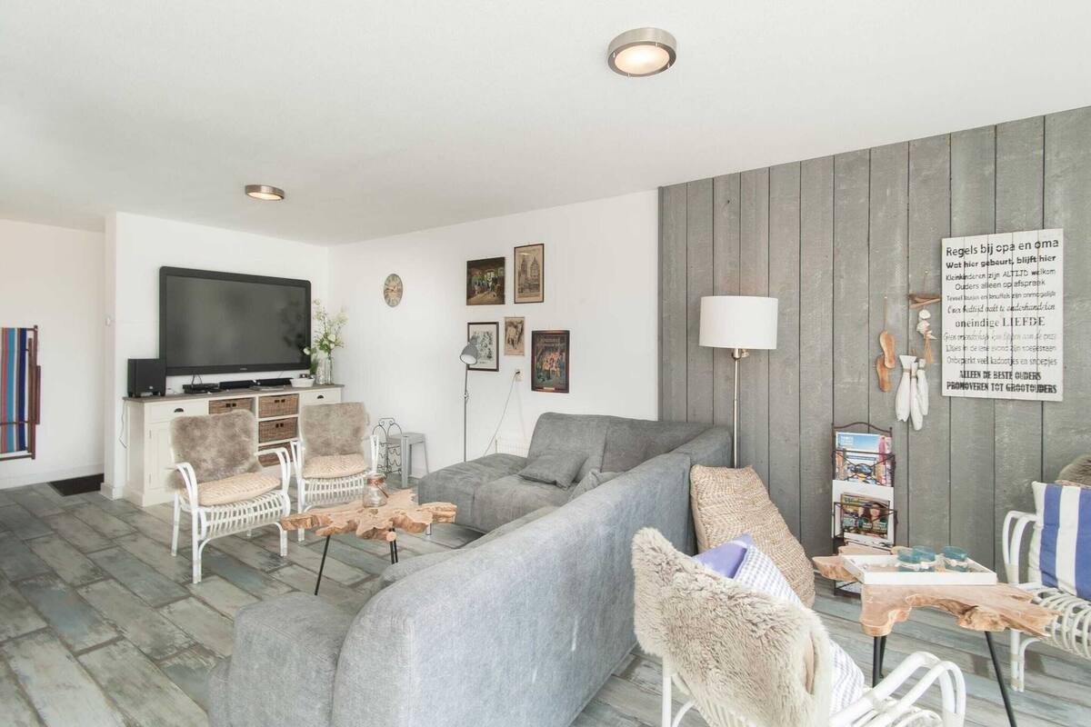 Classic Apartment, 2 Bedrooms | Living room