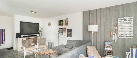 Classic Apartment, 2 Bedrooms | Living room