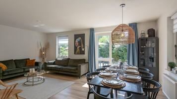 Comfort Villa, 4 Bedrooms | Tempat makan