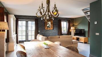 Deluxe Villa, 3 Bedrooms | Dining