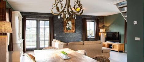 Deluxe Villa, 3 Bedrooms | Dining