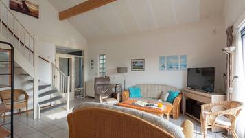 Comfort Villa, 4 Bedrooms | Living room