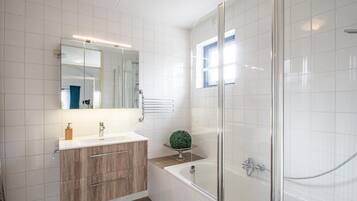 Deluxe Villa, 3 Bedrooms | Bathroom | Bathtub