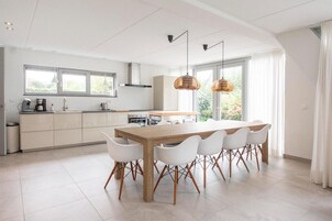 Comfort Villa, 5 Bedrooms | Dining