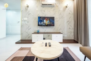 Deluxe Apartment, 2 Bedrooms, Balcony, City View | Private kitchen