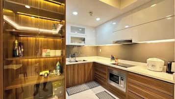 Superior Apartment, 3 Bedrooms, Kitchen, City View | Private kitchen | Fridge, microwave, stovetop, cookware/dishes/utensils