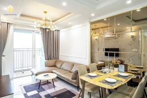 Leilighet – superior, 2 soverom, kjøkken, byutsikt | Eget kjøkken | Kjøleskap, mikrobølgeovn, kokeplater og kjøkkenutstyr