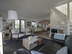 Classic Villa, 2 Bedrooms | Living room - Beautifully Situated Luxury Villa on the Water (Callantsoog)