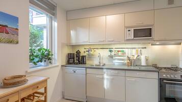 Nhà phong cách cổ điển, 2 phòng ngủ | Bếp riêng | Tủ lạnh, lò vi sóng, lò nướng, máy rửa bát