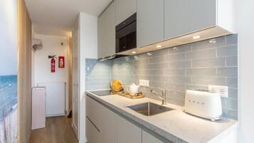 Appartement | Privékeuken | Een koelkast, een magnetron, een vaatwasser