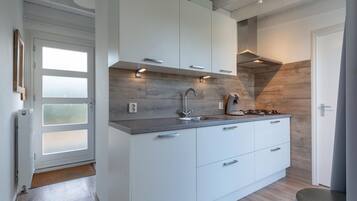 Bungalow | Dapur pribadi | Lemari es, microwave, mesin pembuat kopi/teh, dan ketel listrik