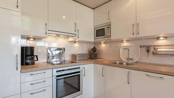 Deluxe bungalow, 2 slaapkamers | Privékeuken | Een koelkast, een magnetron, een vaatwasser