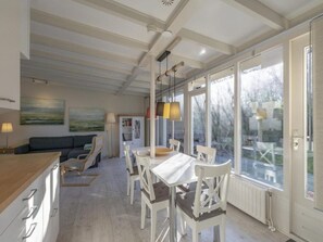 Bungalow Premium, 3 kamar tidur | Tempat makan