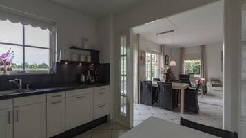 Classic Villa, 2 Bedrooms | Dapur peribadi | Peti sejuk, ketuhar gelombang mikro, mesin basuh pinggan mangkuk