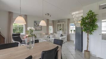 Classic Villa, 2 Bedrooms | Tempat makan