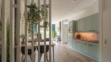 Căn hộ phong cách cổ điển, 2 phòng ngủ | Bếp riêng | Tủ lạnh, lò vi sóng, bếp nấu, máy rửa bát