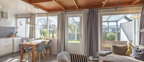 Maison Classique, 2 chambres | Salle de séjour | Lecteur de DVD