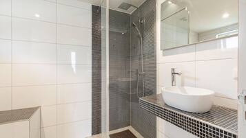 Klassieke bungalow, 3 slaapkamers | Badkamer | Een douche