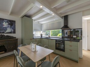 Casa Confort, 3 habitaciones | Cocina privada | Refrigerador, horno, lavavajillas y cafetera y tetera 