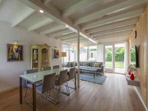 Deluxe House, 3 Bedrooms | Dining