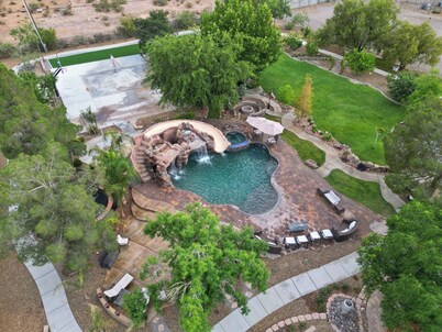 Luxury Farmhouse Retreat: Waterfall Pool/Spa, Campfire, Sports Court & RV Access