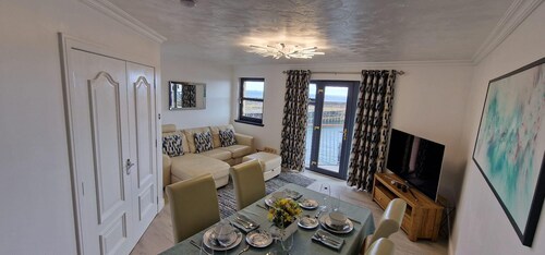 2 Bed-Sleeps 5-Parking-Sea View