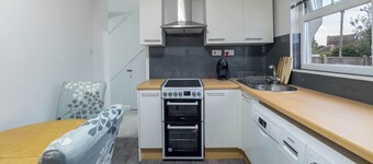 3 Bed House Sleeps 6 - Free Parking -Tv & Wi-Fi