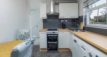 3 Bed House Sleeps 6 - Free Parking -Tv & Wi-Fi
