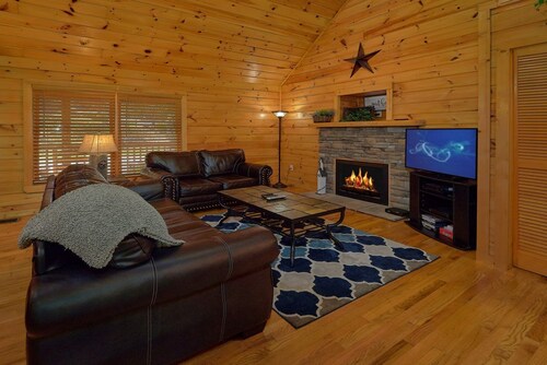 New Listing! 2 Minutes from Pigeon Forge Parkway! Hot Tub/ Pool Table/ Romantic!