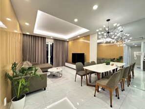 Superior-Apartment, 3 Schlafzimmer, Küche, Stadtblick | Wohnbereich