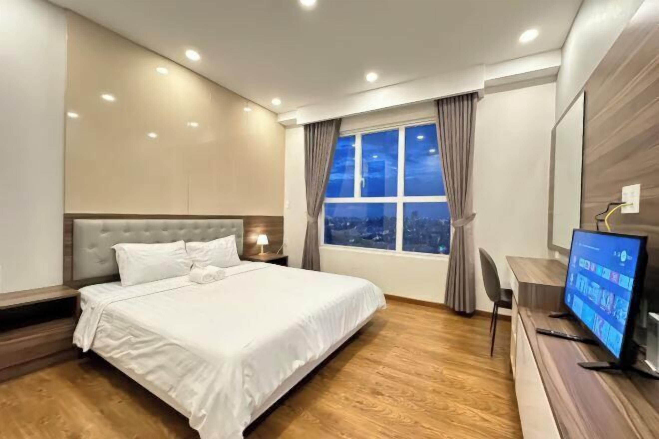 Escritorio, espacio para trabajar con un portátil, cortinas opacas